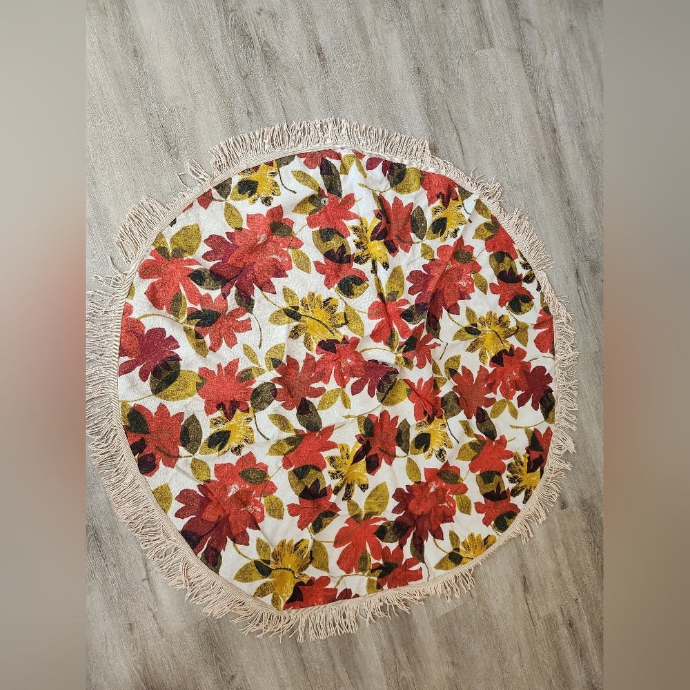 Vintage tablecloth round with fringe 1970s